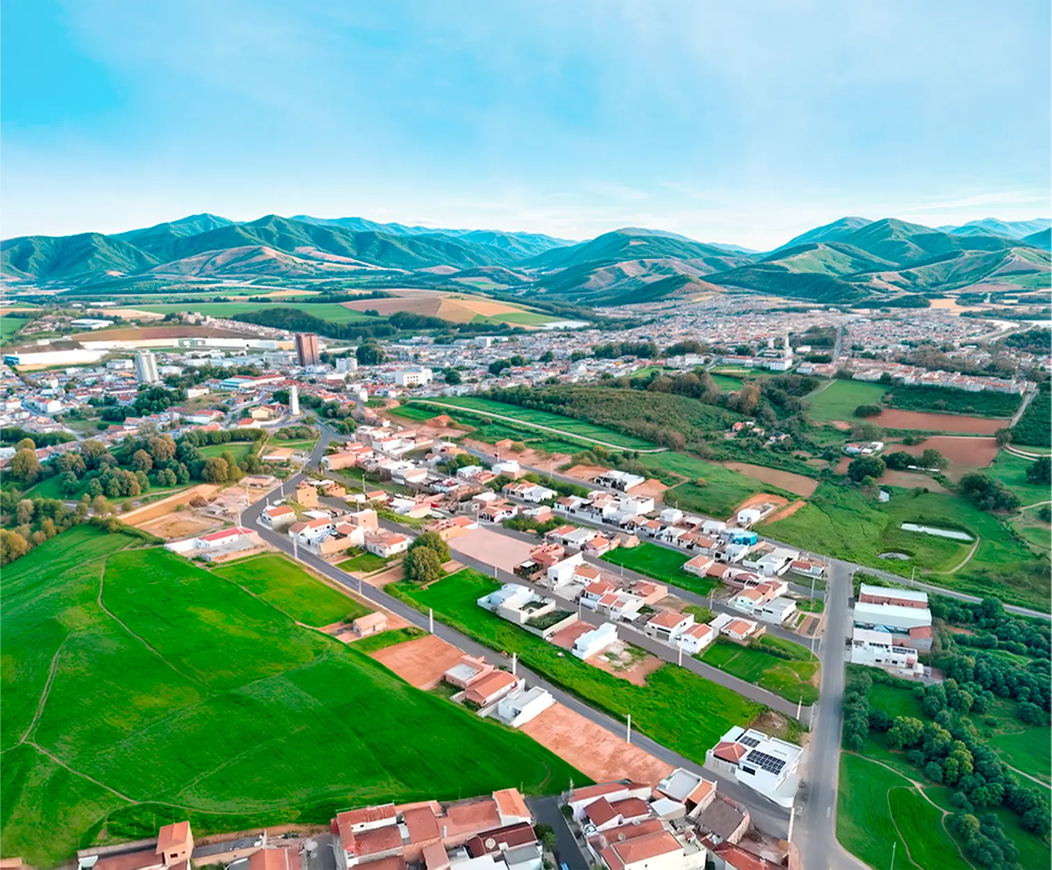 vista_aerea_cidade_campo_montanhas